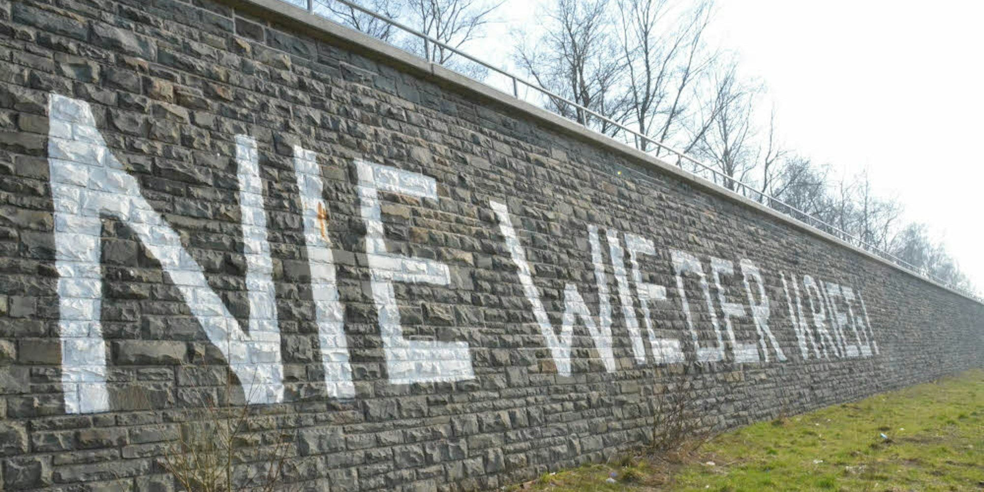 Die sogenannte Hitlermauer ist beliebter Treffpunkt von Jugendlichen.