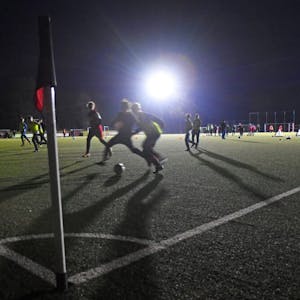 Schattenspiele mit Gegner und Ball: Auf dem Fußballplatz in Witzhelden ist das Flutlicht seit September defekt.