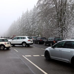 Autos, so weit das Auge reicht: Die Verkehrssituation auf der Zufahrt zum Parkplatz am Weißen Stein wurde am Montagmittag chaotisch.