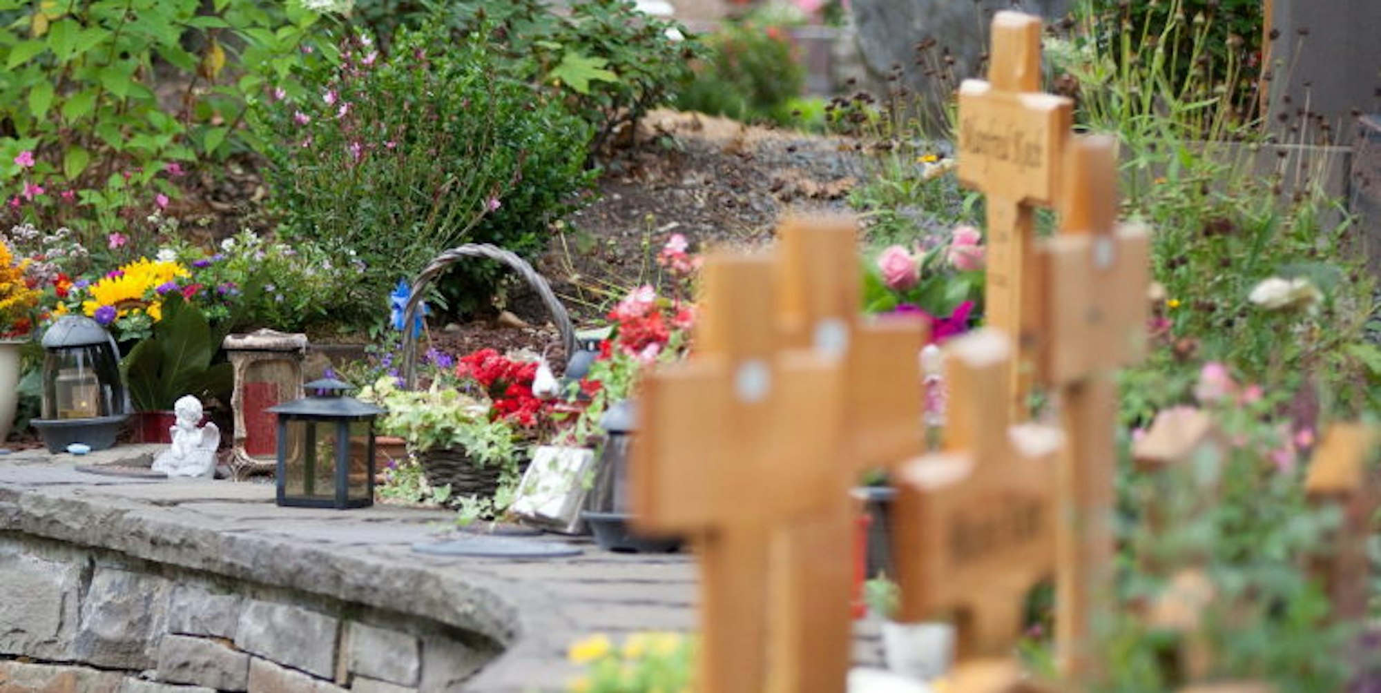 Immer mehr Urnengräber gibt es auch auf dem Friedhof in Lindlar. Doch der Grabschmuck widerspricht der Friedhofssatzung.