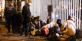 Sechs Aktivisten wurden von der Polizei am Samstagabend von einem Stahltor am Kraftwerk der RWE Power AG in Niederaußem befreit.
