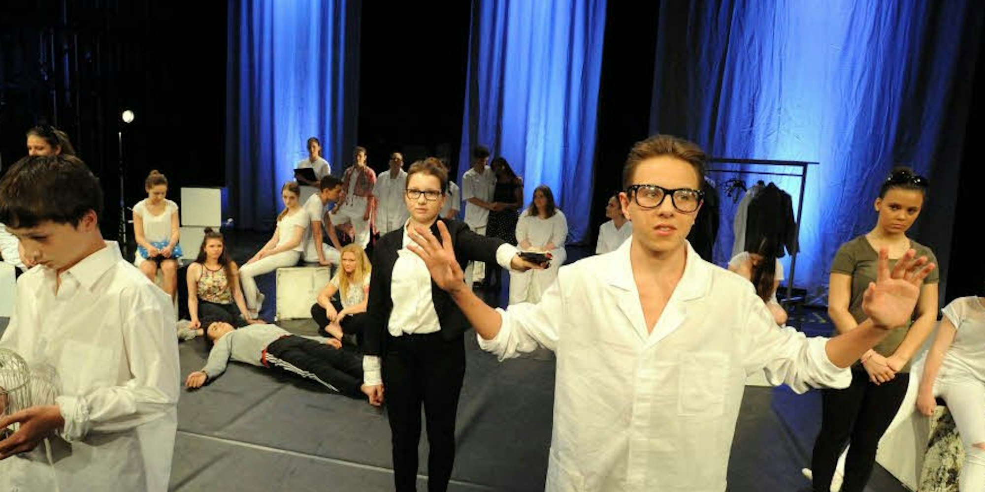 Schüler des Leverkusener Landrat-Lucas-Gymnasiums haben das Tanz-Theaterstück „Hört ihr sie atmen“ auf die Bühne gebracht.