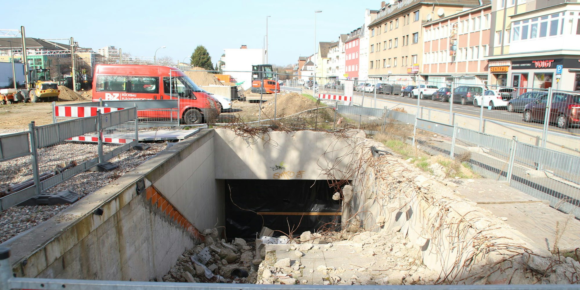 Die Bauarbeiten an dem Fußgängertunnel in der Wesselinger Innenstadt werden endlich fortgesetzt.