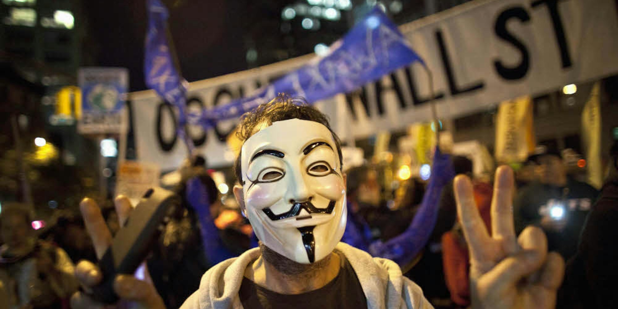Demonstrant mit der Guy-Fawkes-Maske, Symbol der bankenkritischen Occupy-Wall-Street-Bewegung
