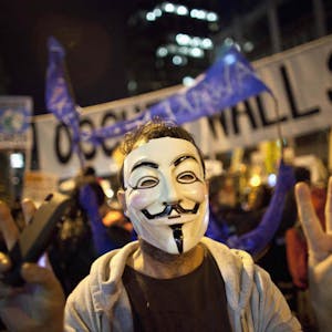 Demonstrant mit der Guy-Fawkes-Maske, Symbol der bankenkritischen Occupy-Wall-Street-Bewegung