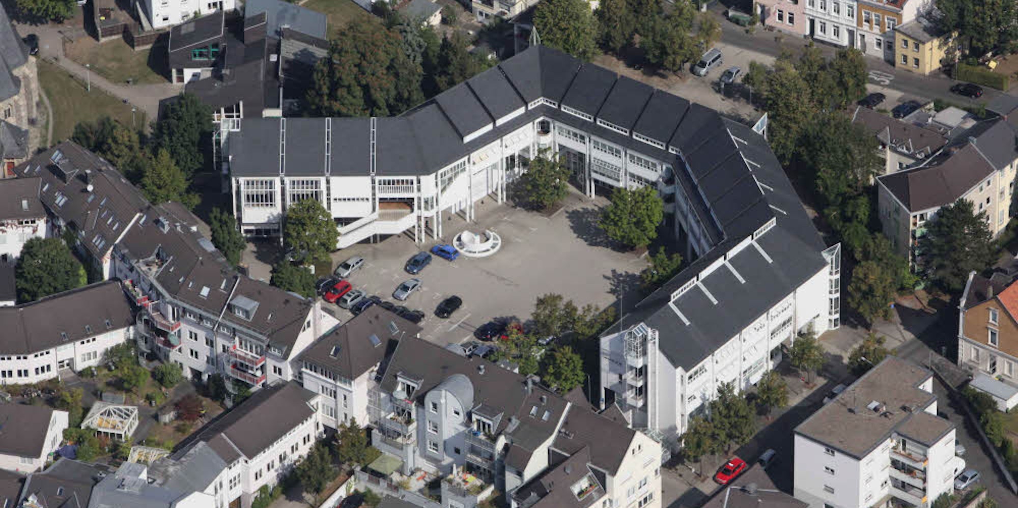 Kein Allerweltsbau und im Herzen der Stadt gelegen: Das Bad Honnefer Rathaus ist stark sanierungsbedürftig.