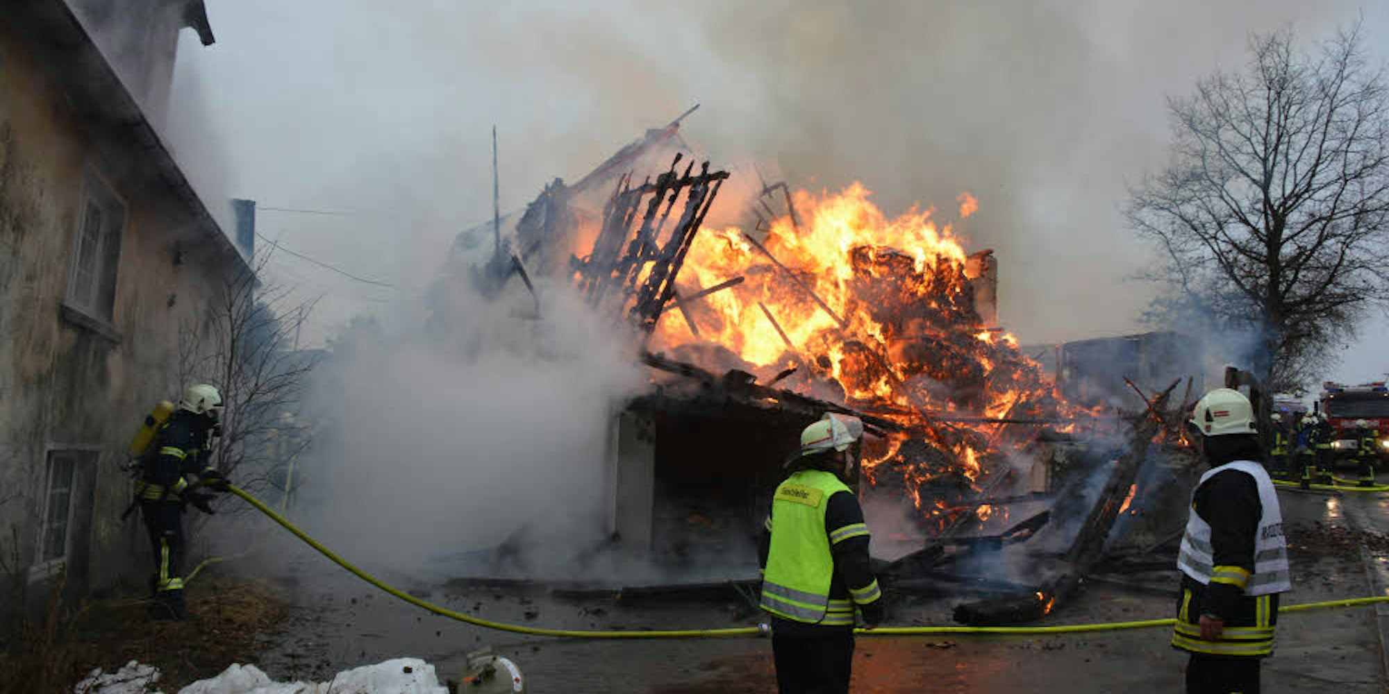 Das Holzgebäude fiel schnell in sich zusammen. Vom brennenden Heu ging eine enorme Hitze aus.