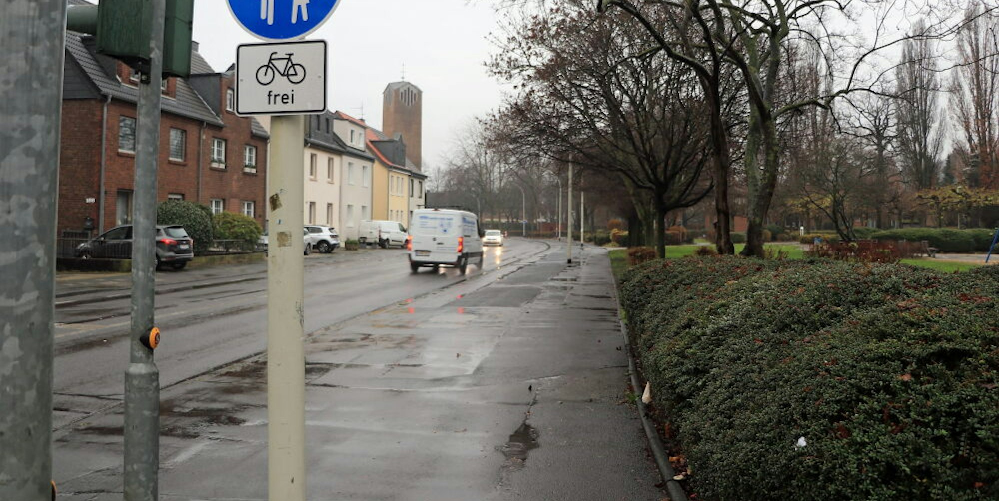 Der Weg an der Hubert-Prott-Straße kann derzeit von Fußgängern und Radfahrern gemeinsam benutzt werden. Der Ausschuss stimmte für separate Fuß- und Radwegstreifen.