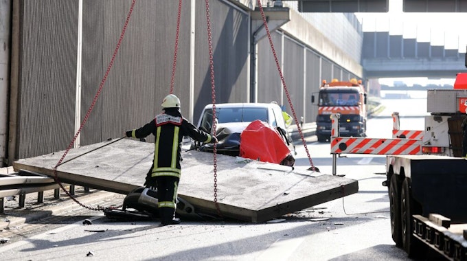 Auf der A 3 stürzte im November eine tonnenschwere Betonwand auf ein Auto und tötete die Insassin (66).