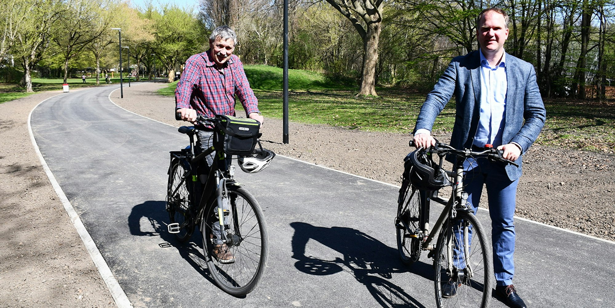 Hürths Bürgermeister Dirk Breuer (r.) und Ortsbürgermeister Hans-Josef Lang testeten den neuen Verbindungsweg für Radfahrer und Fußgänger.
