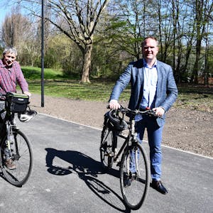 Hürths Bürgermeister Dirk Breuer (r.) und Ortsbürgermeister Hans-Josef Lang testeten den neuen Verbindungsweg für Radfahrer und Fußgänger.