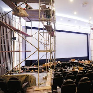 Im großen Saal des Filmpalast mit seiner hohen, geschwungenen Decke montieren Arbeiter noch zwei Kronleuchter.