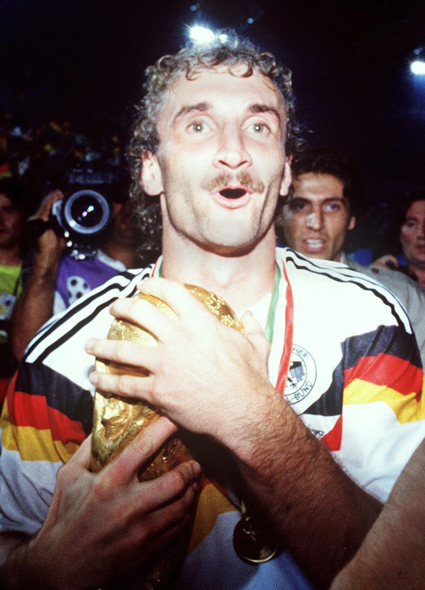 Rudi Völler mit dem WM-Pokal