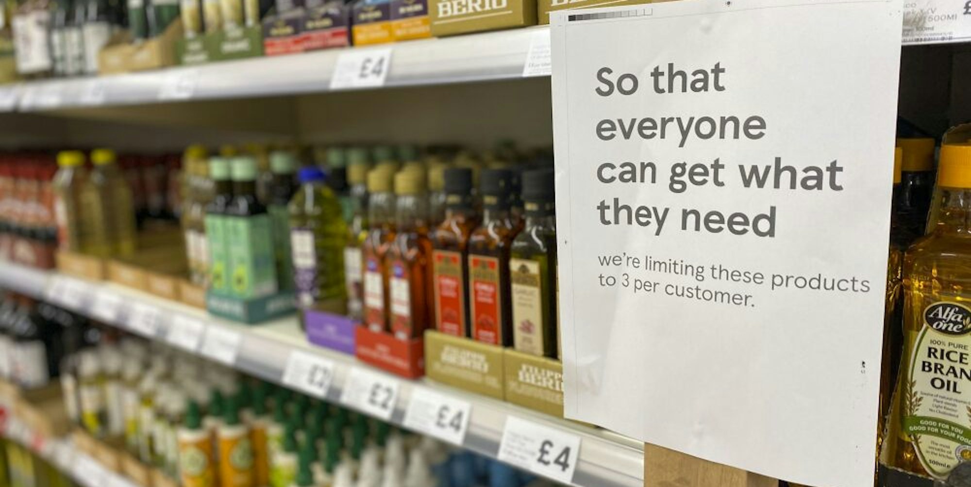 Ein britischer Supermarkt weist seine Kunden darauf hin, dass jeder maximal drei Flaschen kaufen darf.
