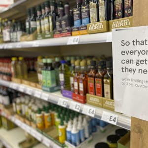Ein britischer Supermarkt weist seine Kunden darauf hin, dass jeder maximal drei Flaschen kaufen darf.