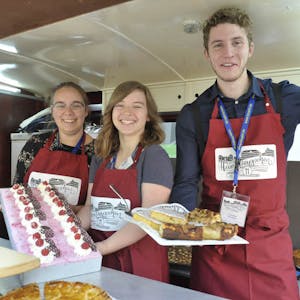Die angehenden Kaufleute für Tourismus backten Kuchen mit regionalen Früchten: Anne Lanzerath, Saskia Jungheim und Thore Ponten (v.l.).