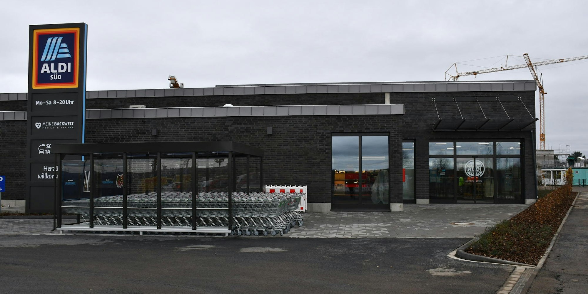 Mit einer dunklen Klinkerfassade und einem begrünten Dach ist der zweigeschossige Neubau im Baugebiet Efferen-West ausgestattet. Damit folgt das Unternehmen den Gestaltungsvorgaben der Stadt.