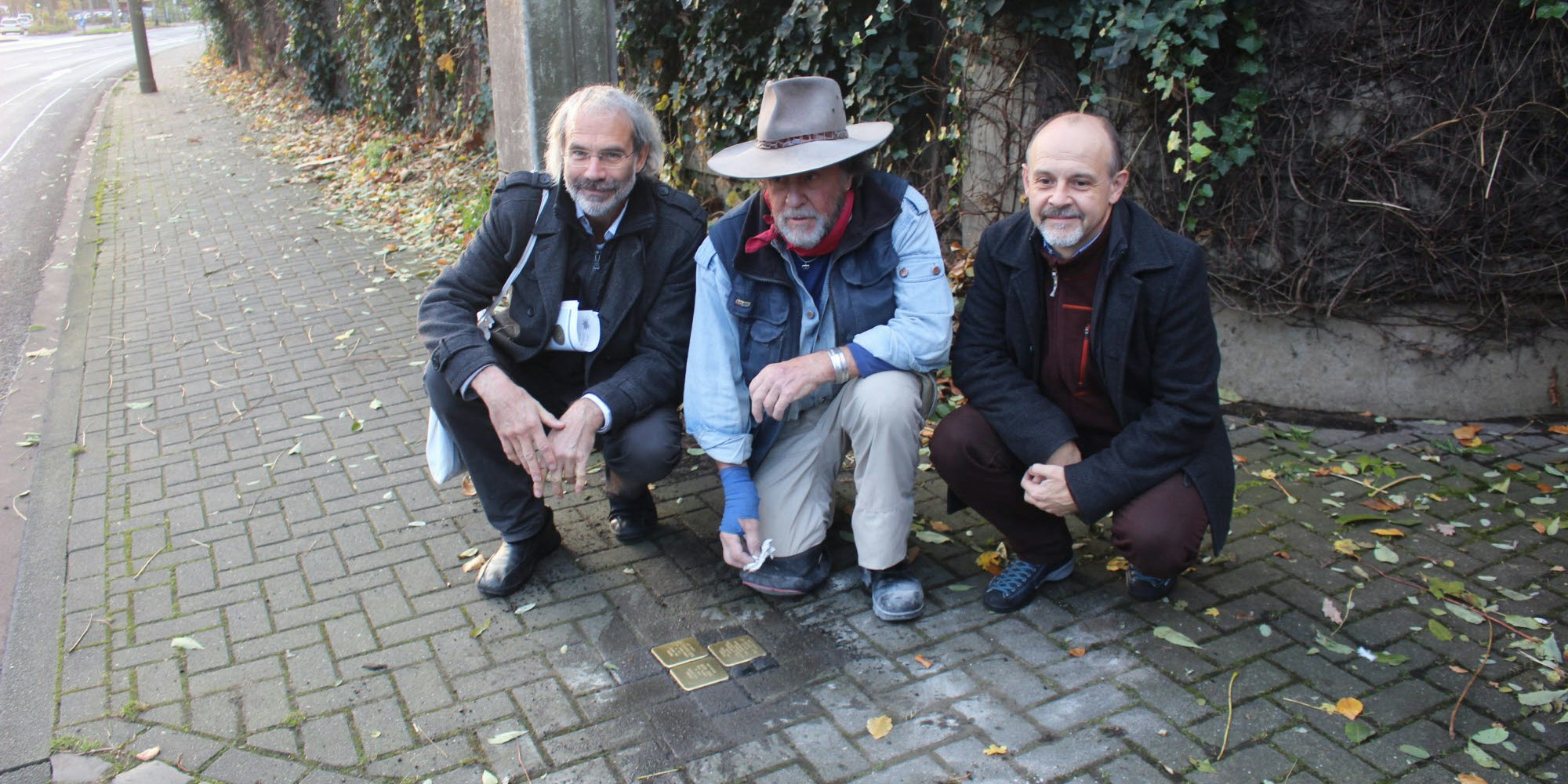 Stolperstein-Verleger Gunter Demnig (Mitte) mit Archivar Reinhold Kruse (l.) und Karl-Heinz Kubatschka vom Alpenverein Köln (r.)
