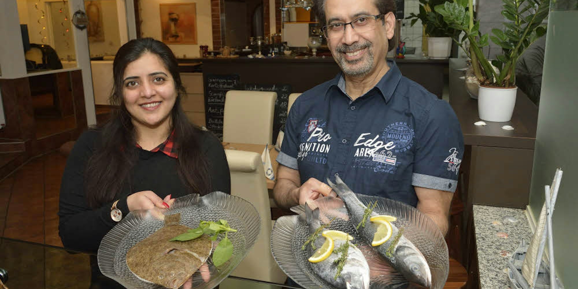 Inhaberin Anam Ashfaq (l.) und Küchenchef Marcel setzen auf täglich frisch eingekauften Fisch.
