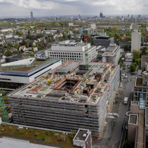 Wenn das CIO (links) fertiggestellt ist, wird es eines der größten Gebäude der Uniklinik Köln sein.