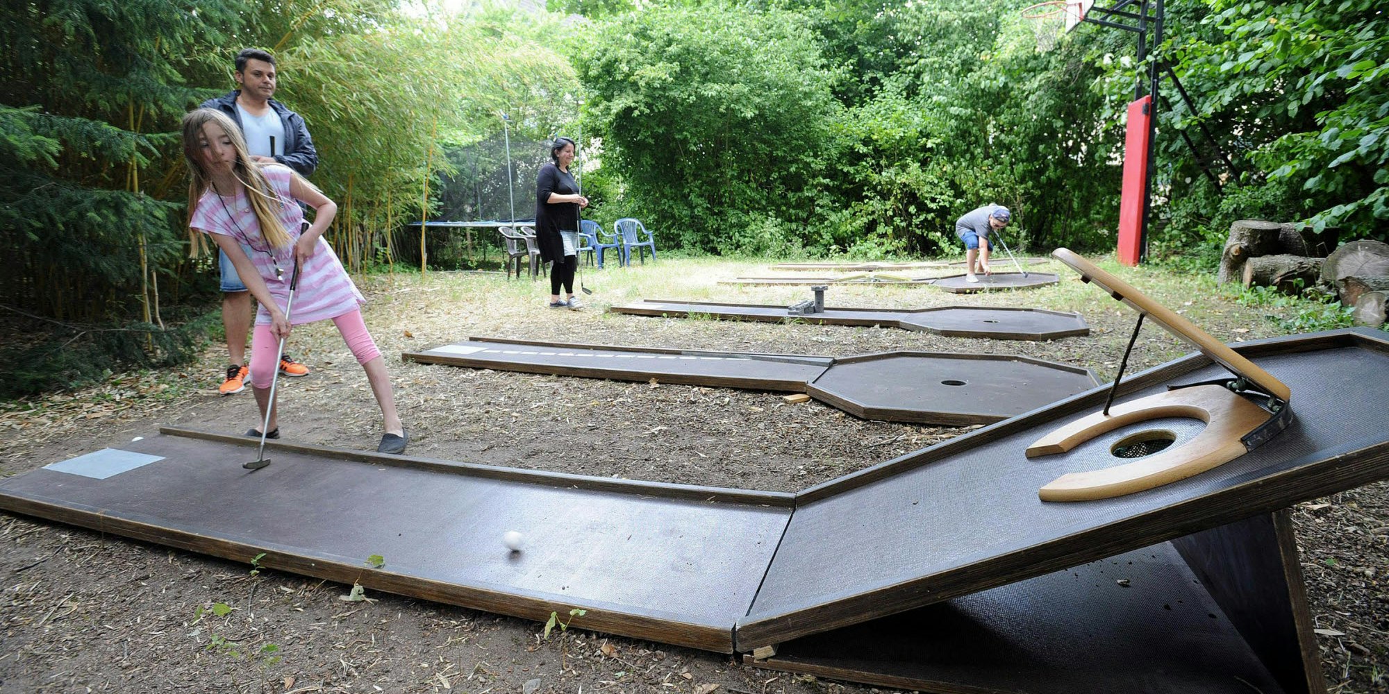 Zur Minigolfanlage im Garten des Jugendzentrums Bunker zählt eine Bahn mit Zieleinlauf im Toiletten-Deckel.