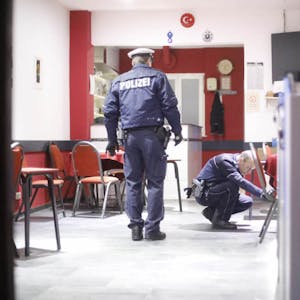 Polizisten sichern noch in der Nacht Spuren im Cafè.