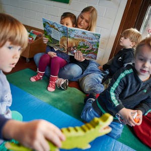 Kinder dürfen während des Vorlesens ruhig spielen.