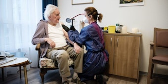 Der 89-jährige Peter Gaertner wird geimpft.