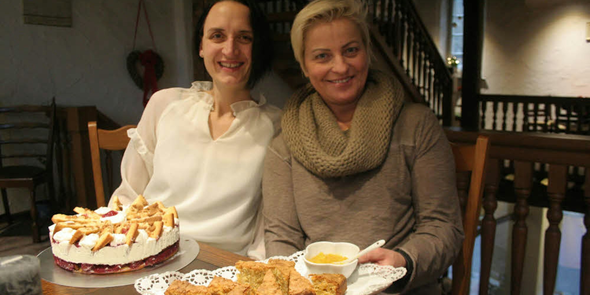 Carina Weil (l.) und Heike Weil eröffnen im ältesten Wohnhaus Bergheims das Café Verweilchen.