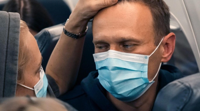 Alexej Nawalny im Flugzeug