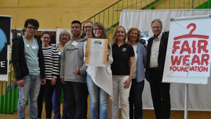 Festakt mit dem Bürgermeister (r.): Vertreter der LVR-Schule mit Fairtrade-Vertreterin Annika Steinke (3.v.r.).
