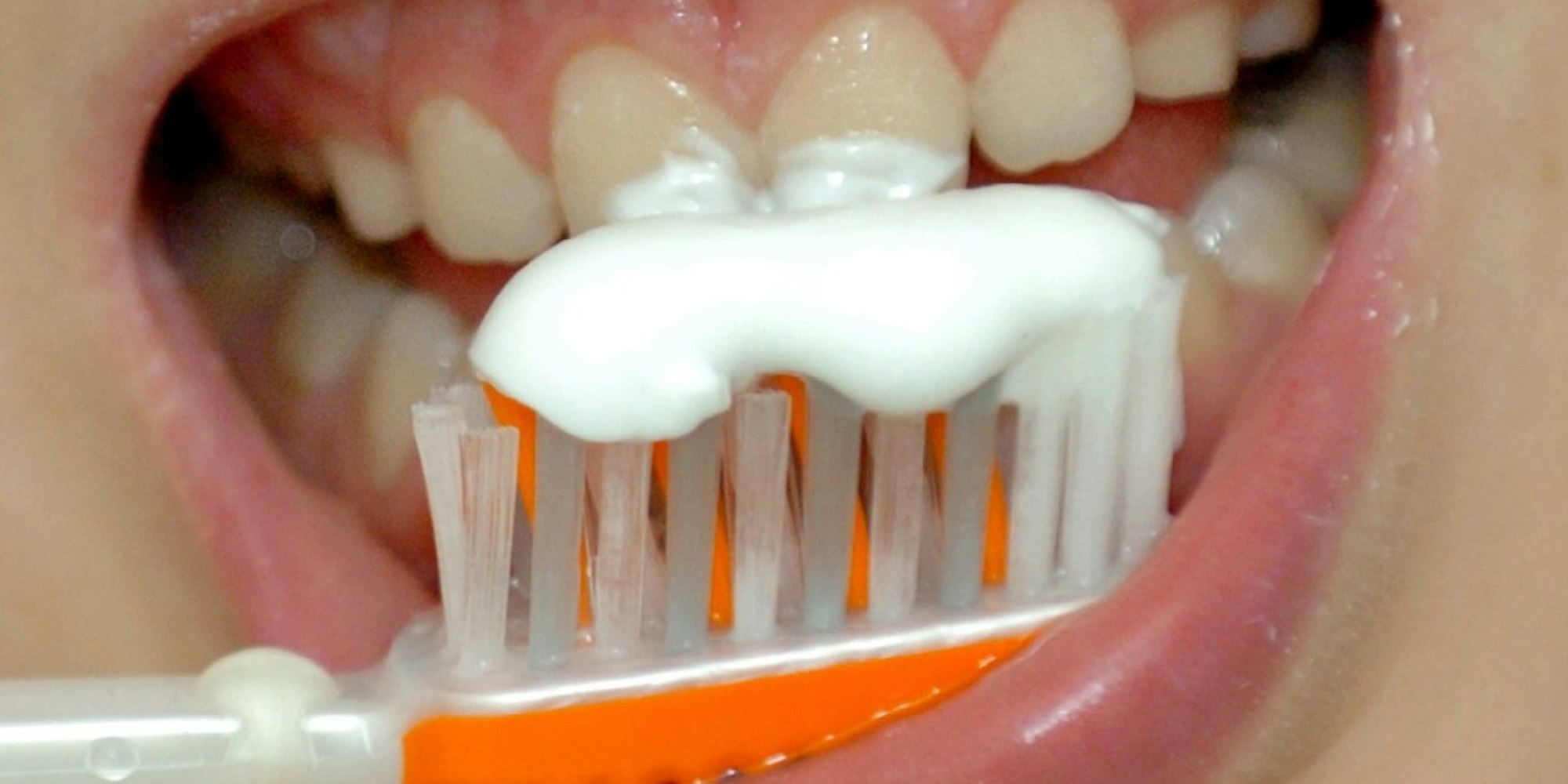 Zähne putzen mit Salz statt Zahnpasta? Das ist nur ein beknackter Spartipp von vielen, die im Netz kursieren.