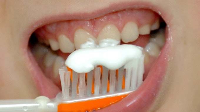 Zähne putzen mit Salz statt Zahnpasta? Das ist nur ein beknackter Spartipp von vielen, die im Netz kursieren.