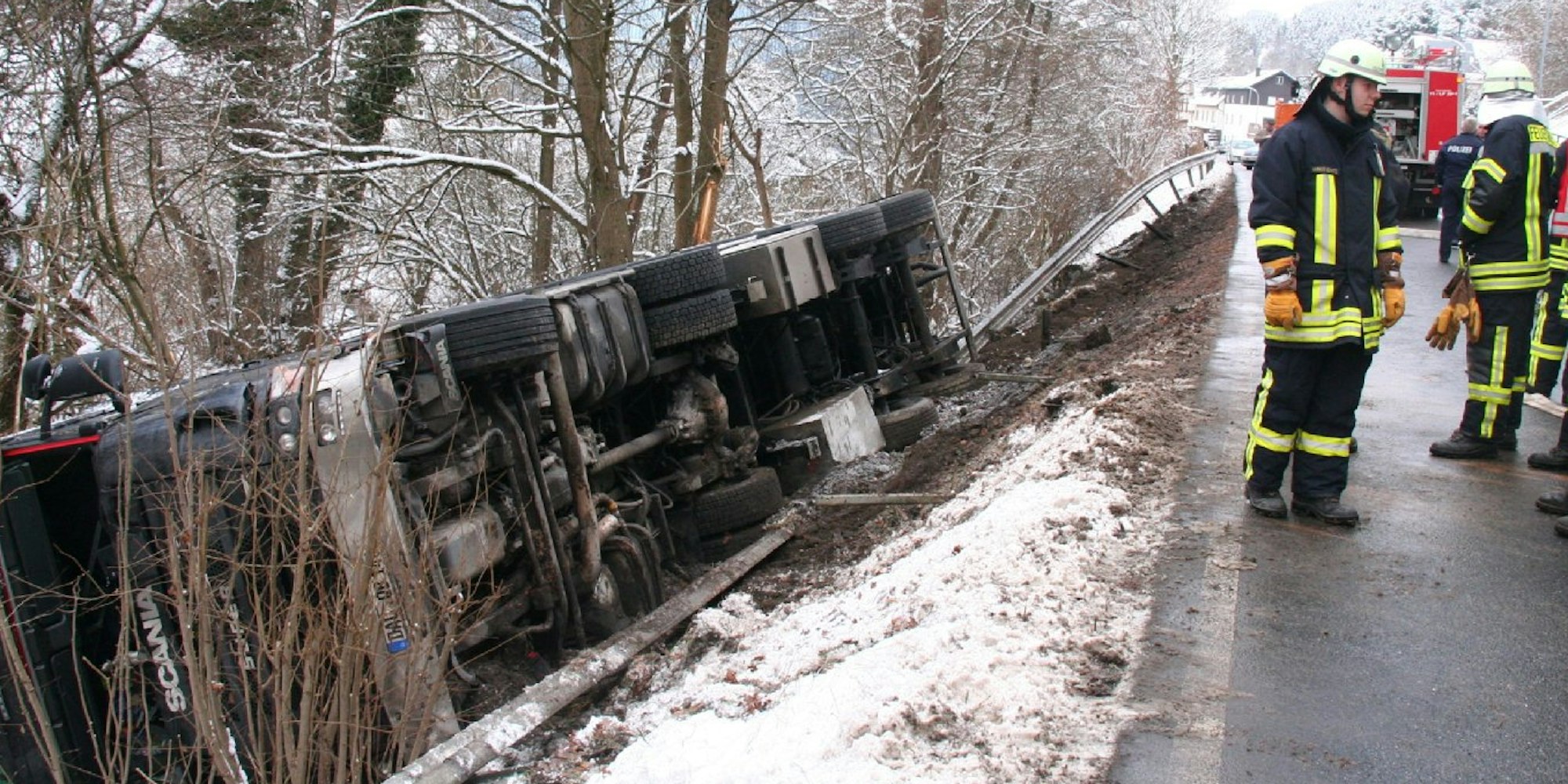Den Abhang neben der B 265 in Blumenthal stürzte ein Lastwagen aus Prüm hinunter, der Brennmaterial für die Heizung des Schulzentrums in Hellenthal geladen hatte.