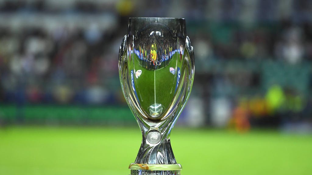 Der UEFA Supercup steht 2018 in Talinn vor dem Finalspiel auf einem Podest