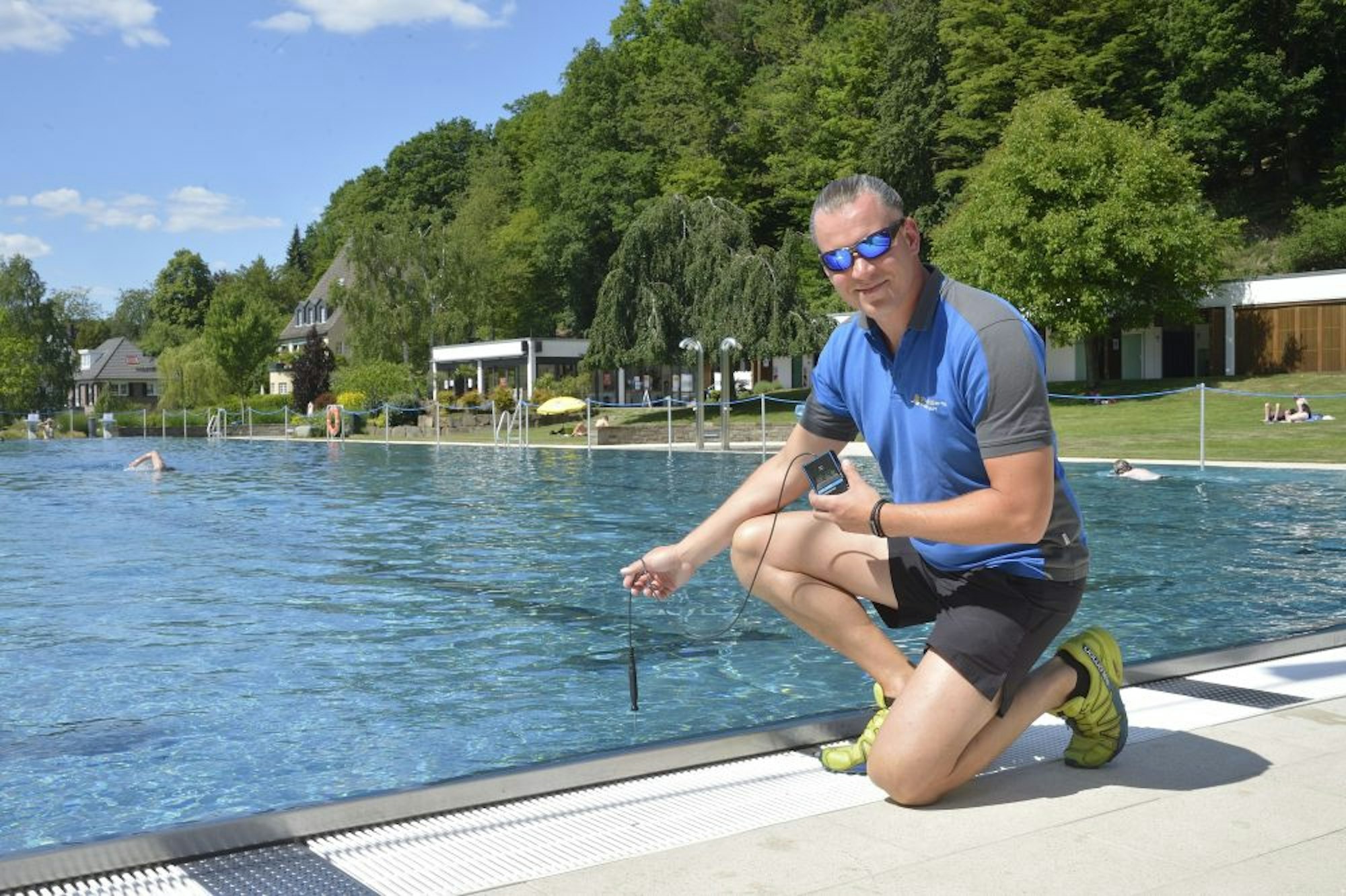„Man muss sich herantasten“, sagt Schwimmmeister Kamill Redlich zu einem Freibad-Betrieb mit bis zu 1000 Besuchern. Mit den nur rund 180 Badegästen am Samstag gab es keine Probleme.