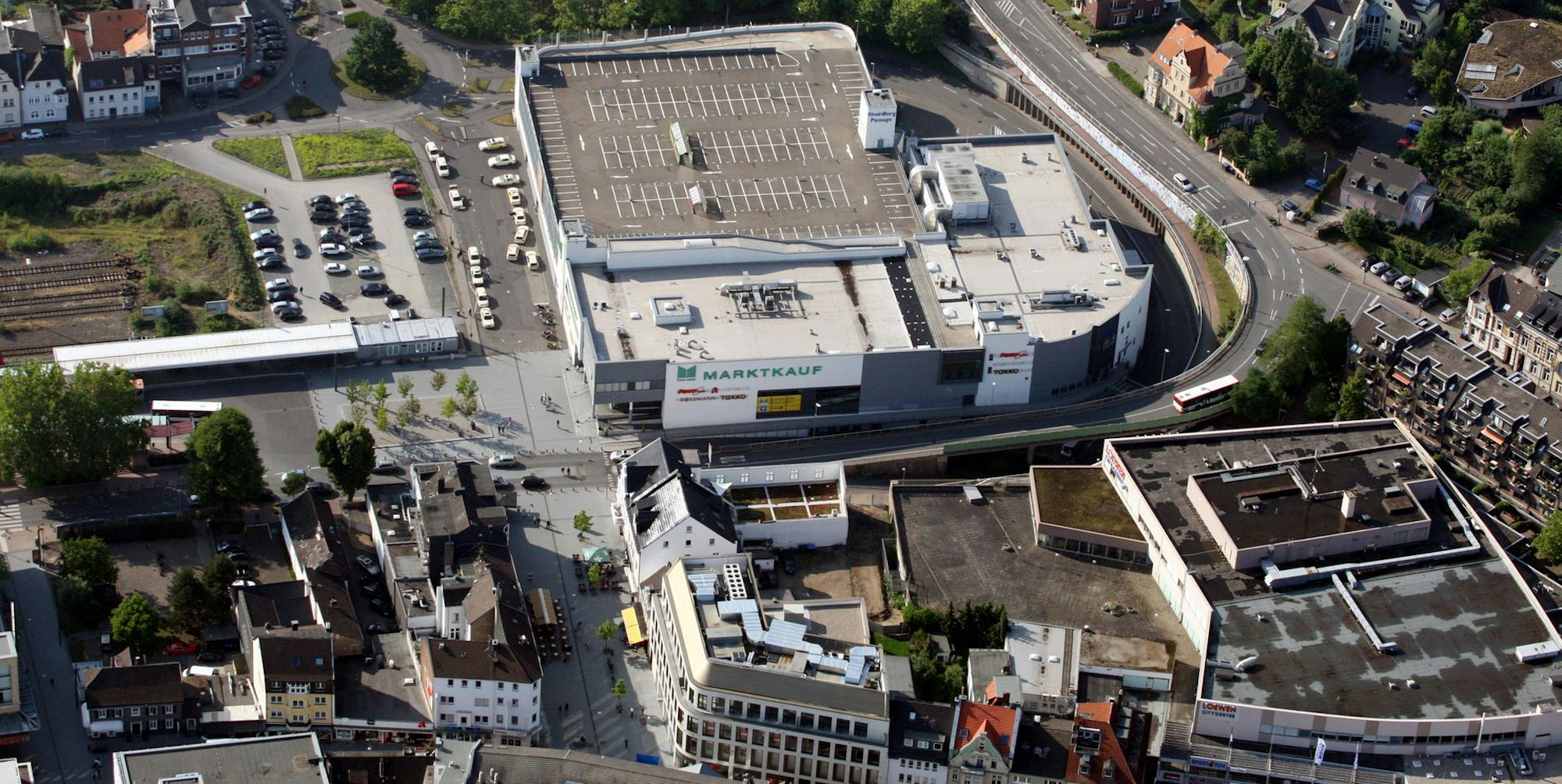 Neben Verwaltungsbüros könnte auch die Stadtbücherei in die Rhein-Berg-Passage (Mitte) zwischen S- und Busbahnhof (links) und Paffrather Straße (rechts) einziehen.