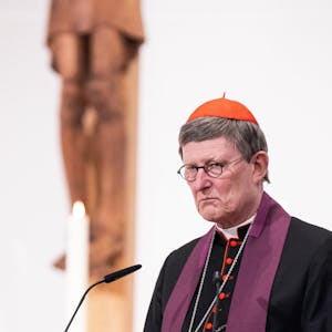 Kardinal Woelki schaut traurig