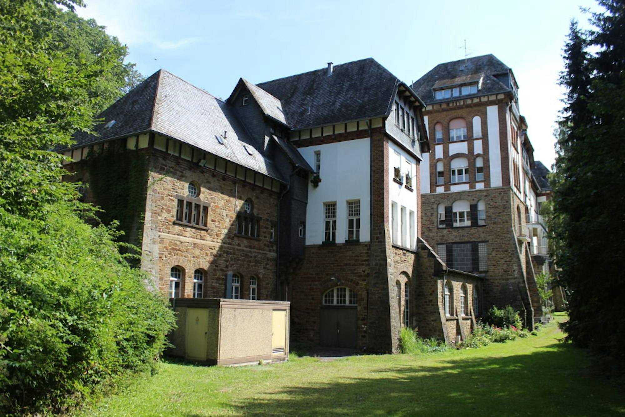 Das hochaufragende Jugendstilgebäude des Sanatoriums ist bis heute erhalten. Es steht derzeit jedoch seit 2002 fast leer.
