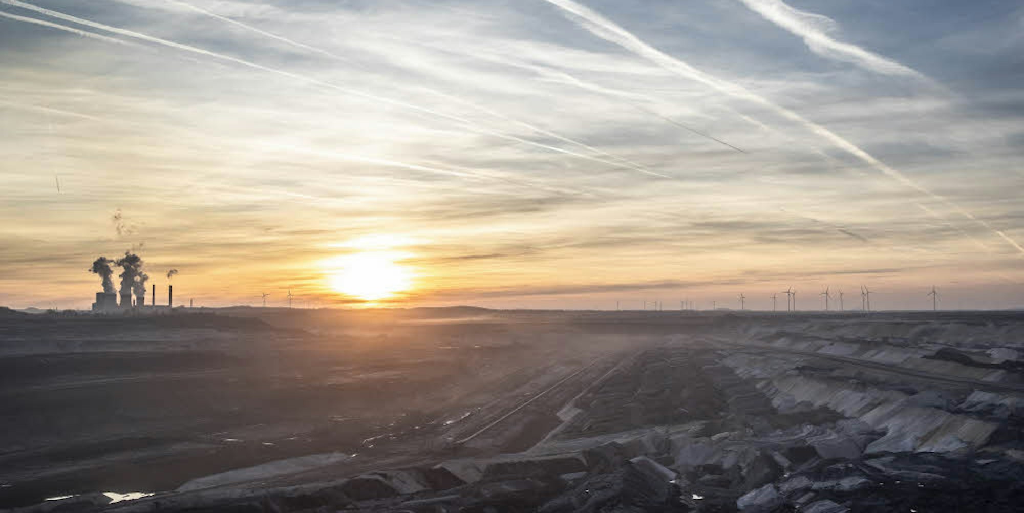 Blick in den Tagebau Inden, im Hintergrund das Kraftwerk Weisweiler