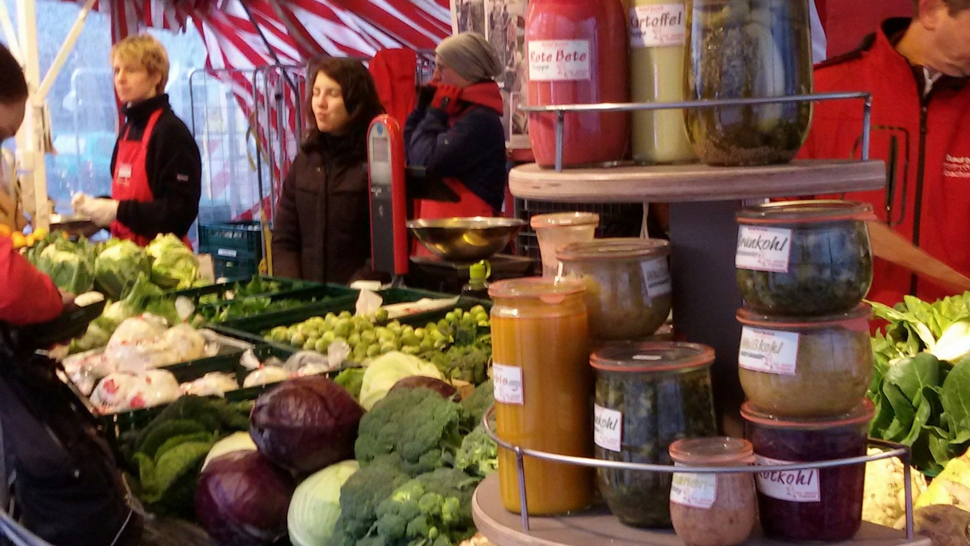 Marktstand mit Gemüse und Einmachgläsern