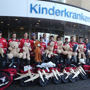 Die Haie-Spieler bei der Geschenkaktion vor dem Kölner Kinderkrankenhaus.