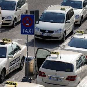Wartende Taxis am Breslauer Platz