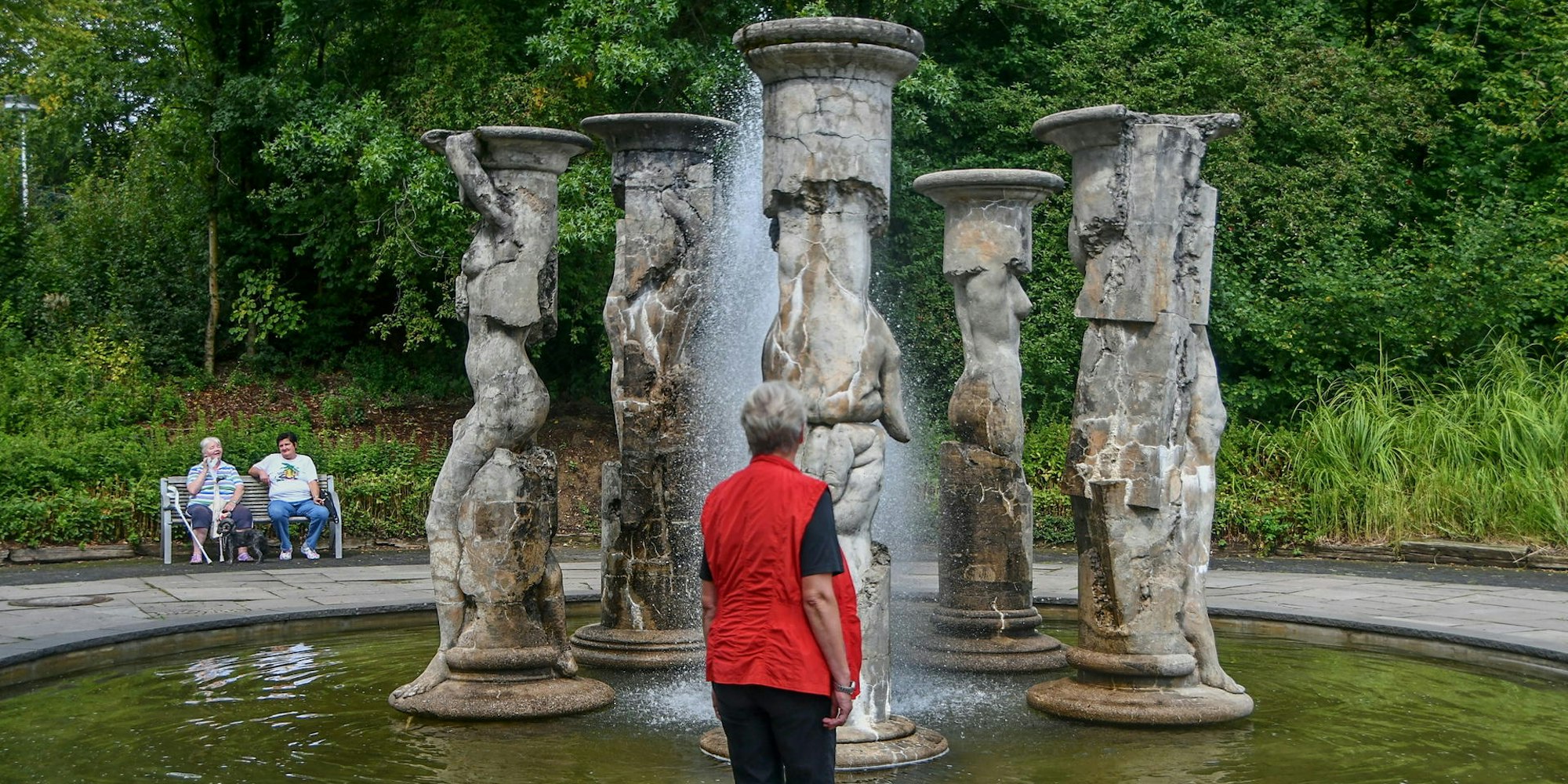 Den Säulenbrunnen im Nümbrechter Kurpark schuf der Künstler Michael Schwarze.