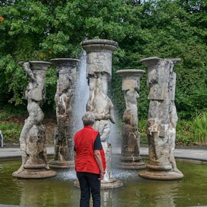 Den Säulenbrunnen im Nümbrechter Kurpark schuf der Künstler Michael Schwarze.