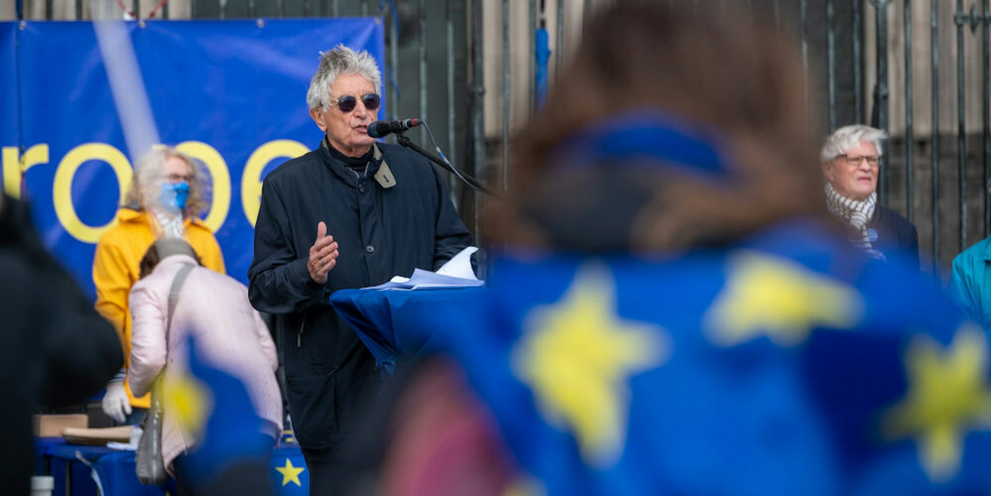 Gerhart Baum als Redner bei „Pulse of Europe“ vor dem Dom.