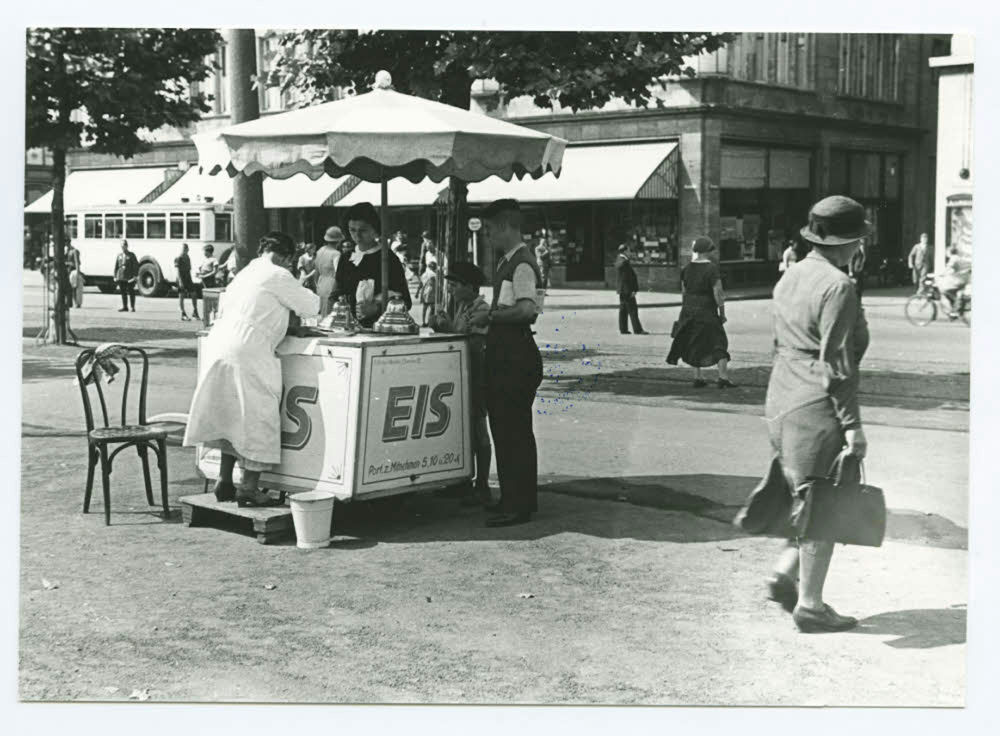 Eisverkäuferin auf dem Neumarkt um 1934/35. Eine Portion gab es schon für 5 Pfennige.