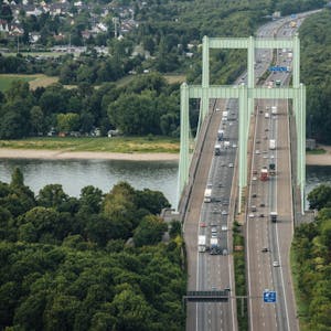 Die sechs Spuren der Rodenkirchener Brücke reichen nicht mehr, um den Verkehr aufzunehmen.