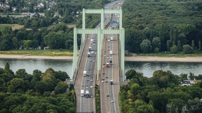 Die sechs Spuren der Rodenkirchener Brücke reichen nicht mehr, um den Verkehr aufzunehmen.