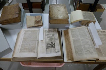 Bibliophile Schätze  wie Bücher aus dem 16. Jahrhundert werden in teuren Spezialverpackungen (Kosten ca. 18 000 Euro) gesichert und ins einzig bislang noch nicht von Wasser- und Rostschäden betroffene Magazin 7 verbracht.